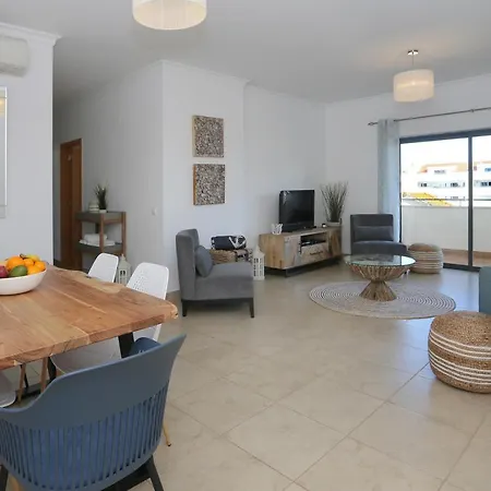3 Bedroom With Pool Apartmán